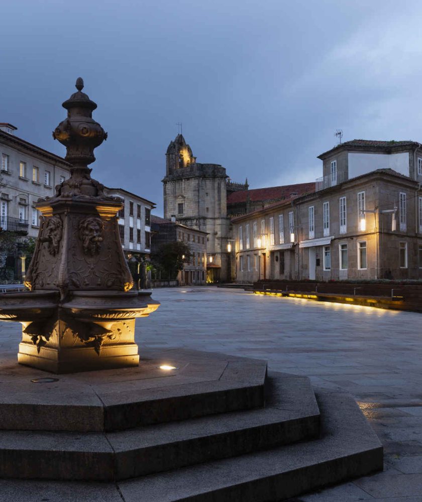 Plaza Alonso de Fonseca en Pontevedra. Real Basílica de Santa María a Maior.